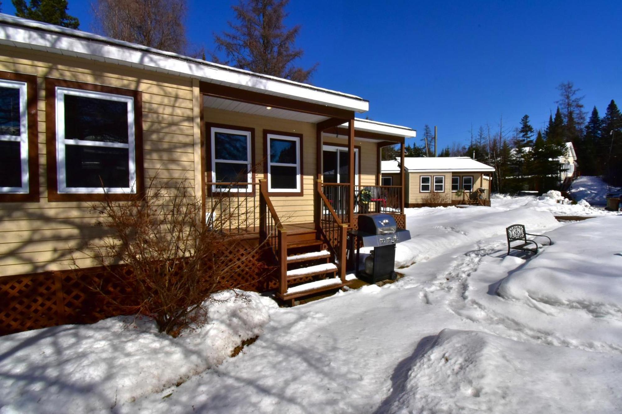 Emme Chalets Sainte-Lucie-de-Doncaster Exterior photo