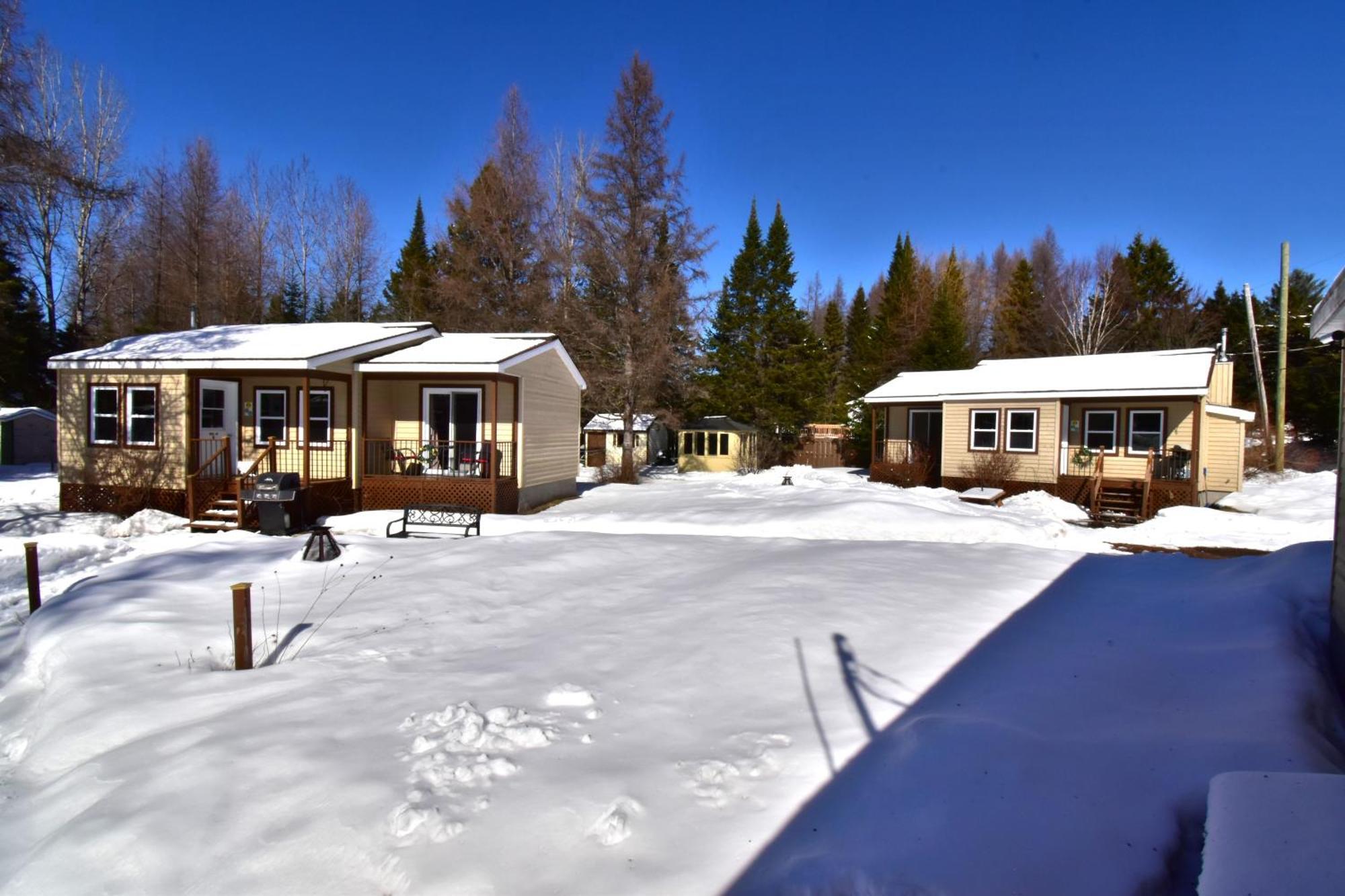 Emme Chalets Sainte-Lucie-de-Doncaster Exterior photo